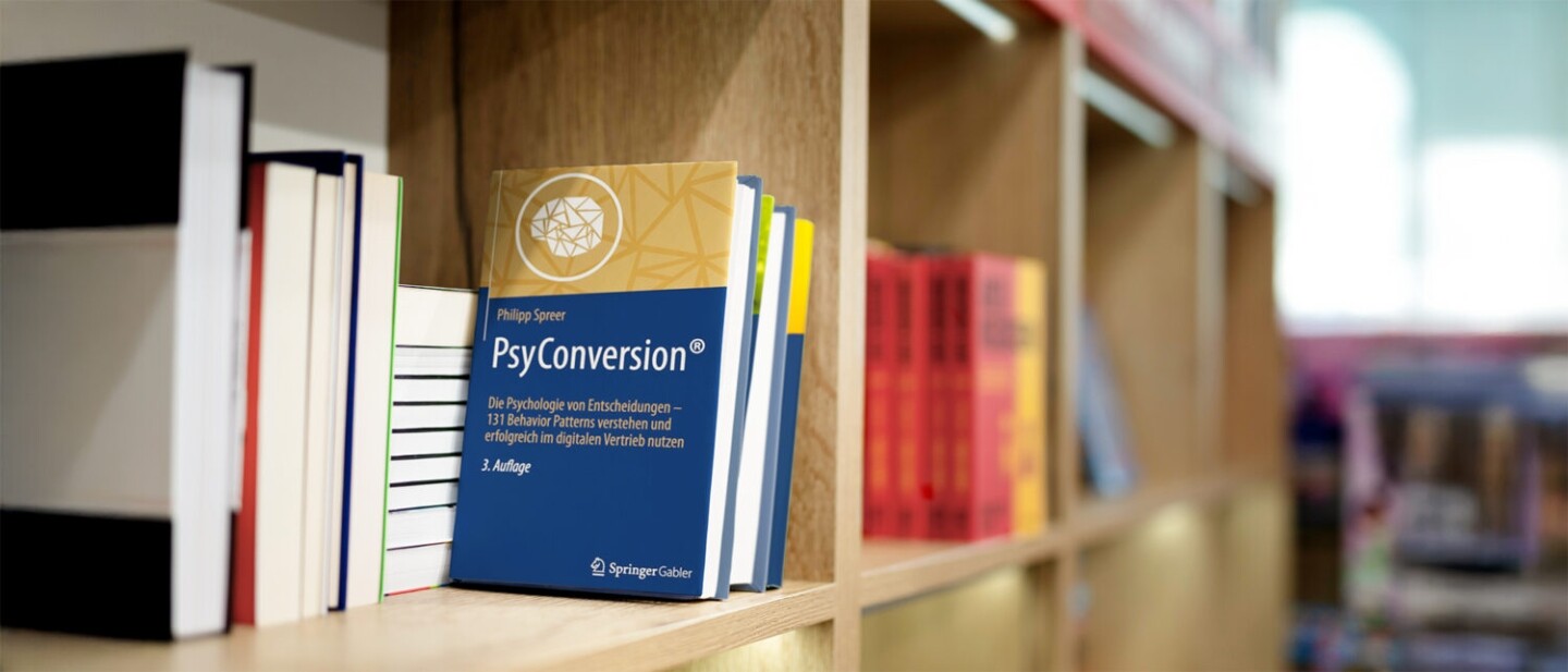 Bücherregal mit vielen Büchern, darunter PsyConversion
