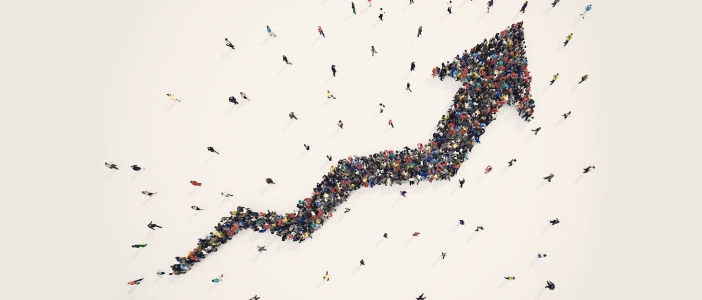 Hunderte Menschen bilden einen großen Pfeil